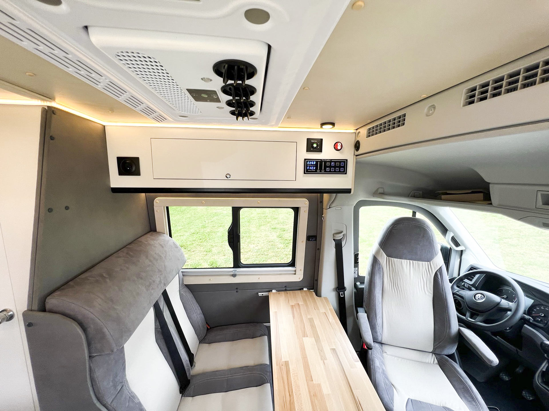 Volkswagen Crafter – biało-szary