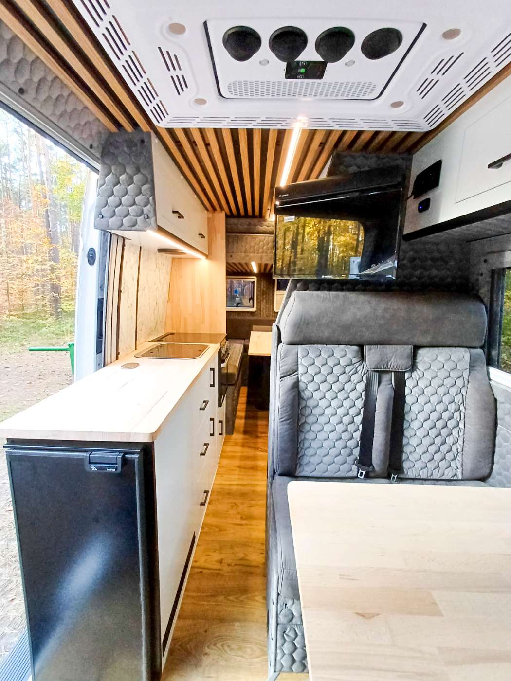 Volkswagen Crafter – biało-czarny